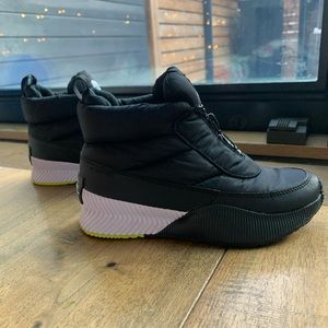 Sorel Size 7 OUT N' ABOUT III PUFFY ZIP BOOT